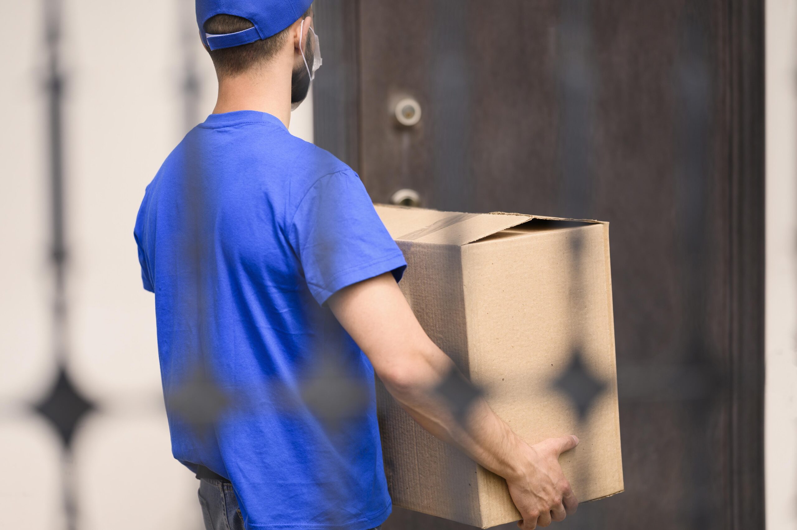 Persona cargando una caja de mudanza con Envía Uno